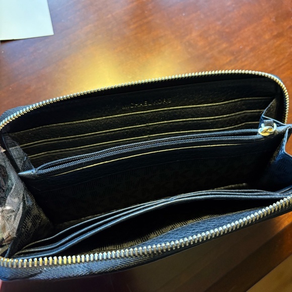 Michael Kors Zip Around Fulton Wallet - Picture 3 of 6